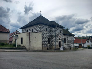 Katakomby pod městysem a středověký záchod. V kamenické tvrzi se lidé dozví perličky