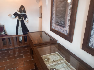 Katakomby pod městysem a středověký záchod. V kamenické tvrzi se lidé dozví perličky