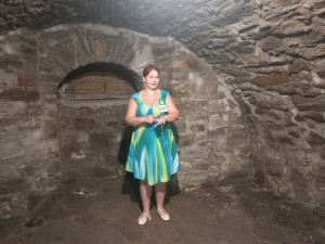 Katakomby pod městysem a středověký záchod. V kamenické tvrzi se lidé dozví perličky