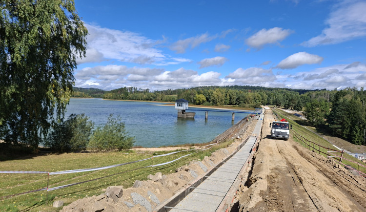 Nádrž Hubenov zásobuje vodou 70 tisíc lidí, zpevněná hráz odolá extrémní povodni. Foto: Se svolením Povodí Moravy