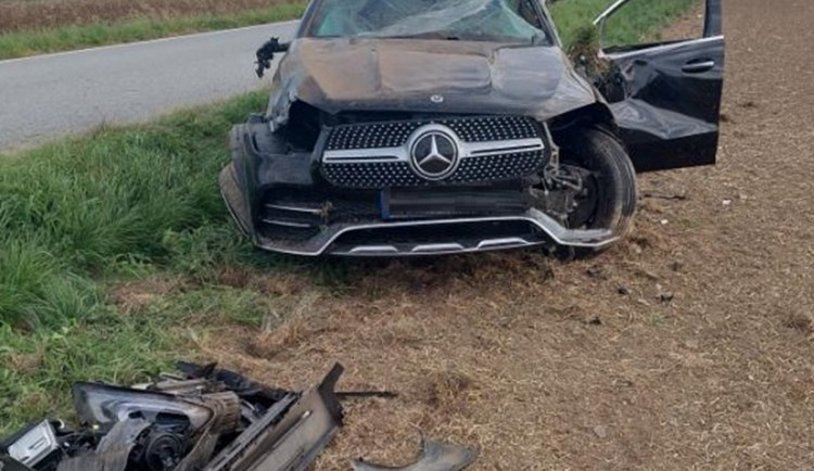 Řidič mercedesu jel moc rychle, po havárii skončil v poli. Foto: Se svolením Policie ČR