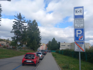 FOTO: Minikruháč a K+R u ZŠ Nad Plovárnou. Rodiče dětí čekají v pondělí novinky