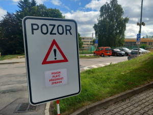 FOTO: Minikruháč a K+R u ZŠ Nad Plovárnou. Rodiče dětí čekají v pondělí novinky