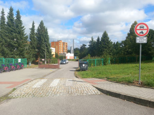 FOTO: Minikruháč a K+R u ZŠ Nad Plovárnou. Rodiče dětí čekají v pondělí novinky