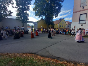 VIDEO: Brtnicí prošel morový průvod, zapojily se do něj stovky postav