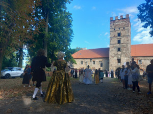 VIDEO: Brtnicí prošel morový průvod, zapojily se do něj stovky postav