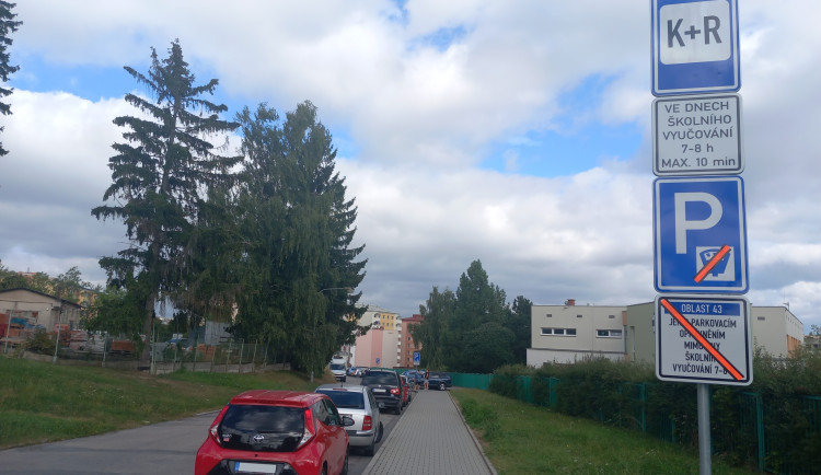 FOTO: Minikruháč a K+R u ZŠ Nad Plovárnou. Rodiče dětí čekají v pondělí novinky