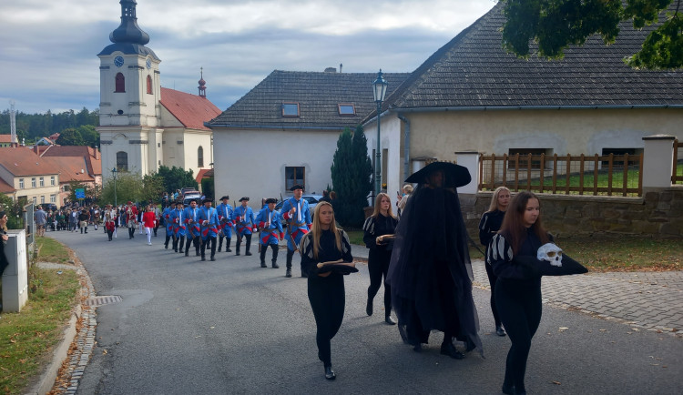Brtnicí prošel morový průvod, zapojily se do něj stovky postav