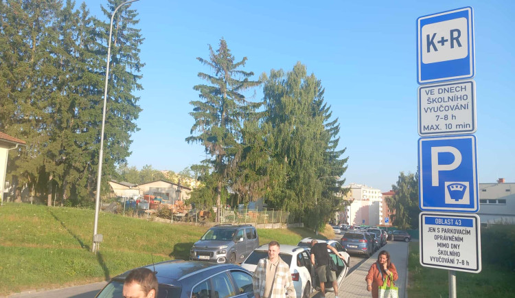 FOTO: Mamataxi po prázdninách opět vyjela do ulic a doprava v Jihlavě kolabuje