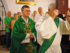 Vděční farníci v Třebíči poděkovali faráři. Na nové auto vybrali přes 600 tisíc