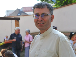 Vděční farníci v Třebíči poděkovali faráři. Na nové auto vybrali přes 600 tisíc