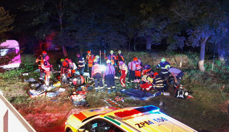 Dva muži se přidusili ve studni, kam vlezli pro vychlazené pivo. Ven je dostali hasiči