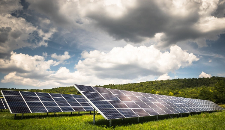 Podvodník sliboval fotovoltaiku, místo toho nechal desítky lidí s prázdnýma rukama