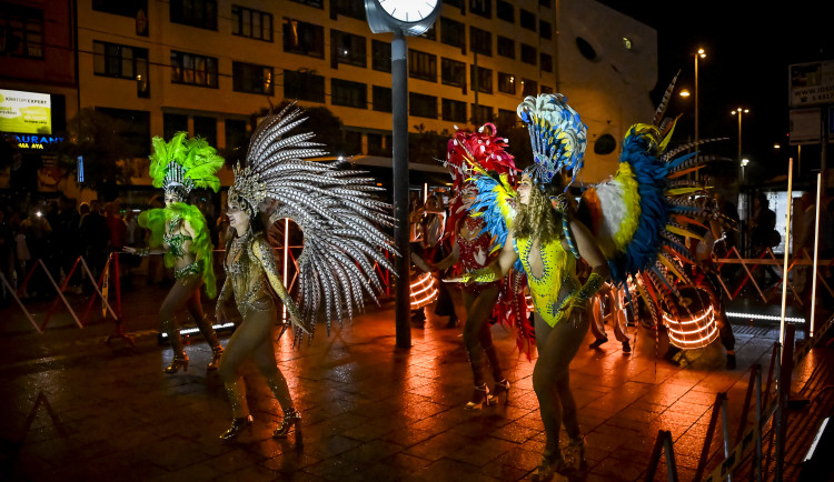 Noční rozjezdy brázdí Brno už čtvrt století, k narozeninám jim zatančily Brazilky