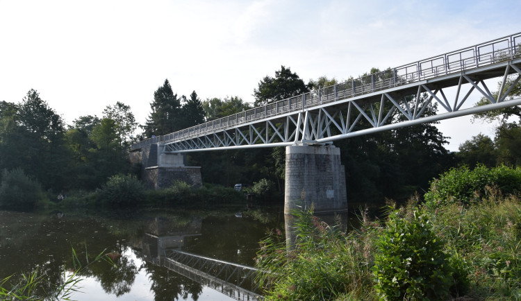 Super počin, chválí si lidé lávku na místě, kde stávala slavná chaloupka na pilíři