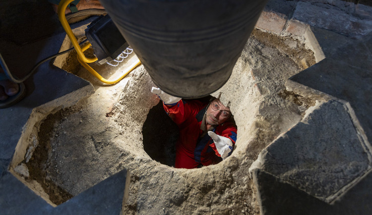 Tajemná komnata pod kaplí ve sloupu Nejsvětější Trojice. Unikát v Olomouci zkoumají archeologové