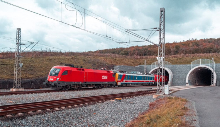 Zmatený muž ráno vběhl do nejdelšího železničního tunelu v Česku a ochromil tak dopravu