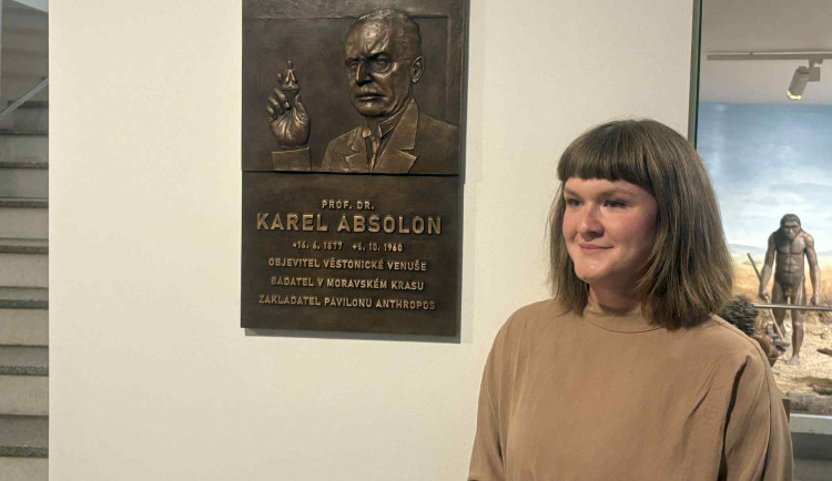 Badatel Absolon založil Anthropos a zařídil mamuta. Dostal novou pamětní desku