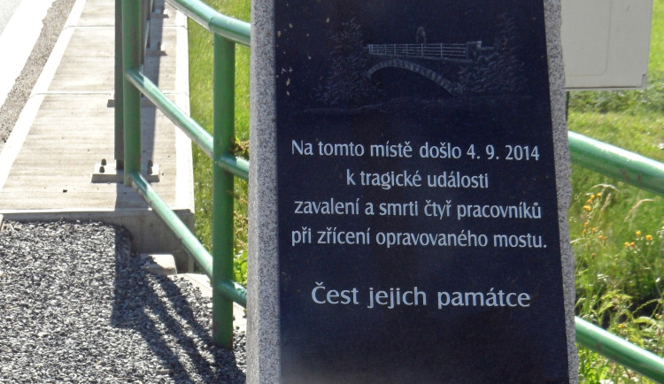 Památník, který byl odhalený přesně rok po tragédii
