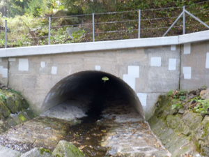 Stavební dělníci opravují most u Velkého Meziříčí. Rychlost je snížena na 100km/h