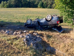 Osmnáctiletá řidička se v Brtnici lekla auta v protisměru. Její vůz šel na střechu