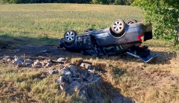 Osmnáctiletá řidička se v Brtnici lekla auta v protisměru. Auto šlo na střechu
