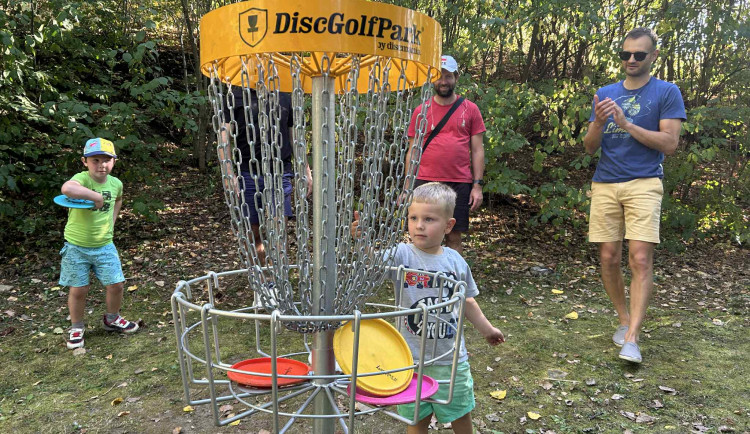 FOTO: V Jihlavě jsme si zahráli disgolf s čtenáři. O dobrou zábavu nebyla nouze