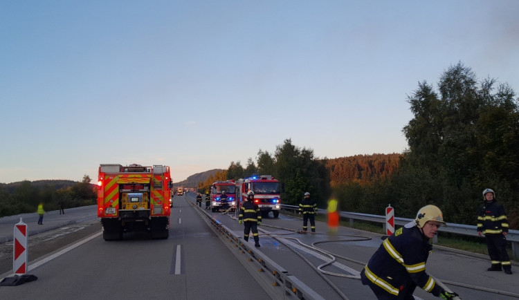 Masivní únik nafty z havarovaného kamionu ochromil provoz na dálnici D5