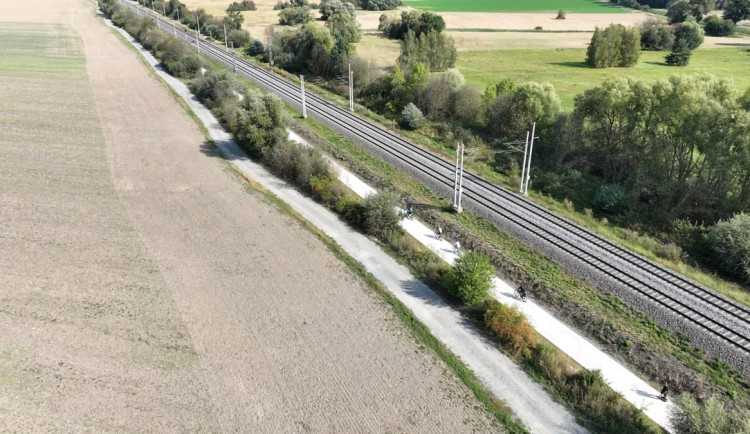 Cyklodálnice podél trati. Mezi Olomoucí a Štěpánovem slouží nová trasa za 105 milionů