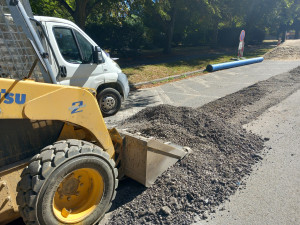 FOTO: Parkoviště u městského vlakového nádraží je uzavřené, buduje se tam vodovod