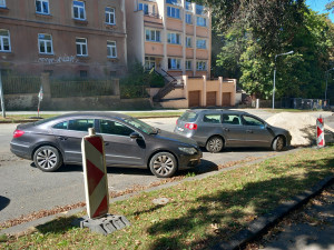 FOTO: Parkoviště u městského vlakového nádraží je uzavřené, buduje se tam vodovod