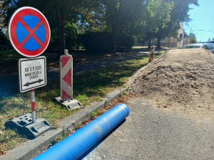 FOTO: Parkoviště u městského vlakového nádraží je uzavřené, buduje se tam vodovod