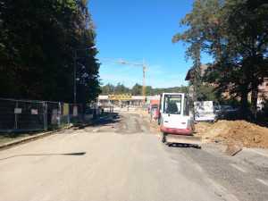 FOTO: Parkoviště u městského vlakového nádraží je uzavřené, buduje se tam vodovod
