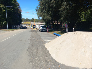 FOTO: Parkoviště u městského vlakového nádraží je uzavřené, buduje se tam vodovod