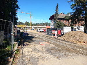 FOTO: Parkoviště u městského vlakového nádraží je uzavřené, buduje se tam vodovod