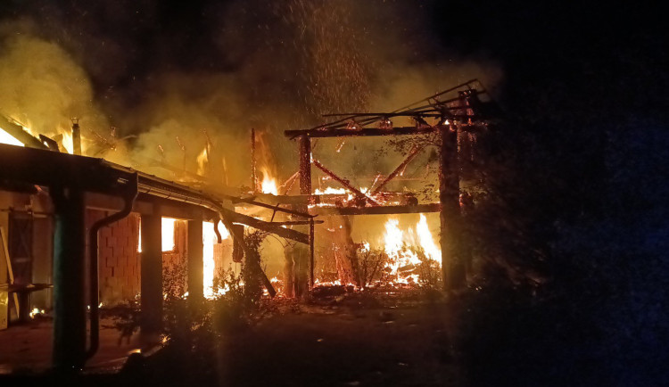 V Dobechově shořel celý srub, hasiči vyhlásili druhý stupeň požárního poplachu