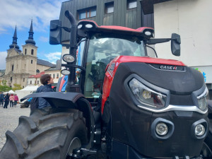 VIDEO: Dožínky nabízí historickou zemědělskou techniku v chodu, mrkvance i slepice