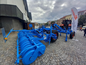 VIDEO: Dožínky nabízí historickou zemědělskou techniku v chodu, mrkvance i slepice
