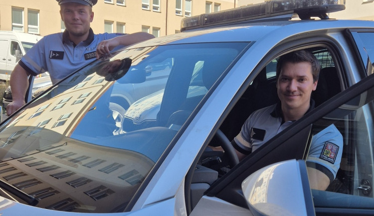 Žena na Jihlavsku chtěla spáchat sebevraždu. Policisté jí zachytili v pádu. Foto: Se svolením Policie ČR