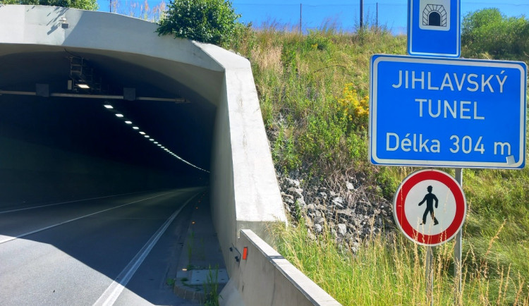 Vandalismus v Jihlavě. Policie hledá toho, kdo poškodil značky u tunelu