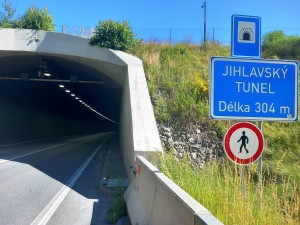 Vandalismus v Jihlavě. Policie hledá toho, kdo poškodil značky u tunelu