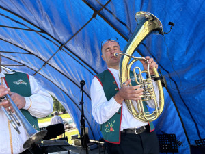 VIDEO: Dolní Cerekví dnes zněla dechovka. Na pódiu se vystřídaly tři kapely