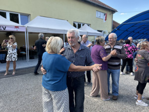 VIDEO: Dolní Cerekví dnes zněla dechovka. Na pódiu se vystřídaly tři kapely