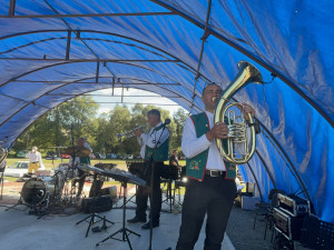 VIDEO: Dolní Cerekví dnes zněla dechovka. Na pódiu se vystřídaly tři kapely