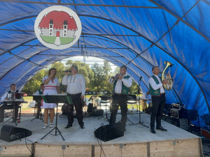 VIDEO: Dolní Cerekví dnes zněla dechovka. Na pódiu se vystřídaly tři kapely