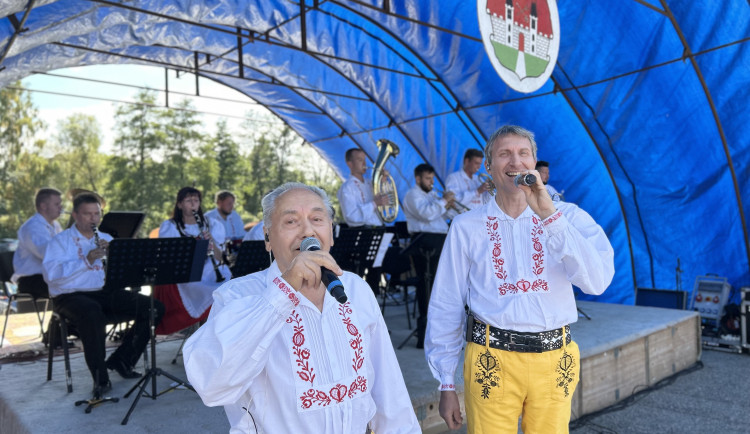 VIDEO: Dolní Cerekví dnes zněla dechovka. Na pódiu se vystřídaly tři kapely