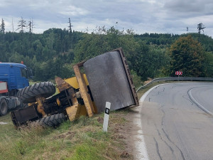 Dramatická situace na Třebíčsku: Řidič projel zatáčkou a z návěsu mu spadl válec