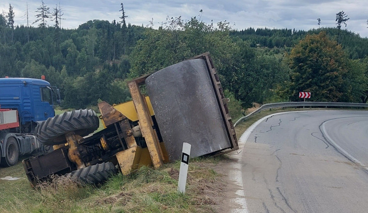Dramatická situace na Třebíčsku: Řidič projel zatáčkou a z návěsu mu spadl válec. Foto: Se svolením Policie ČR