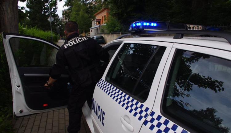 Noční koupání se proměnilo v boj o život. Opilým cizincům musela z řeky pomoct policie