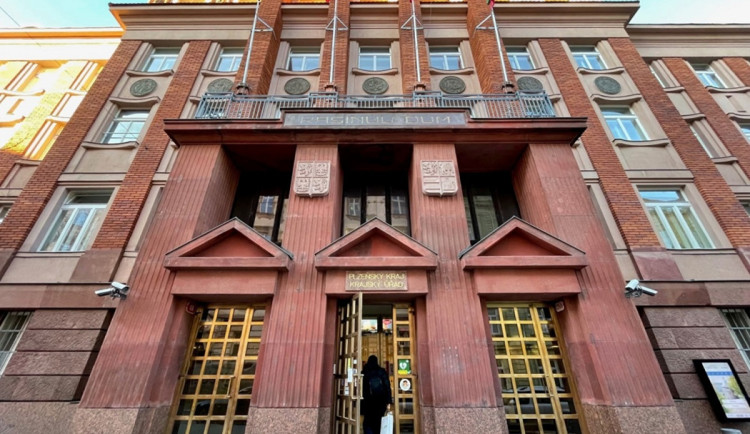 Detektivové NCOZ opět zasahují na krajském úřadě, zadrželi bývalého starostu Domažlic